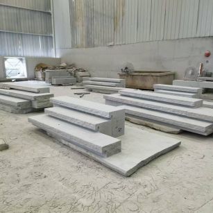 泰州 整石台阶（大面火烧+侧面自然面），出货前厂内拼装