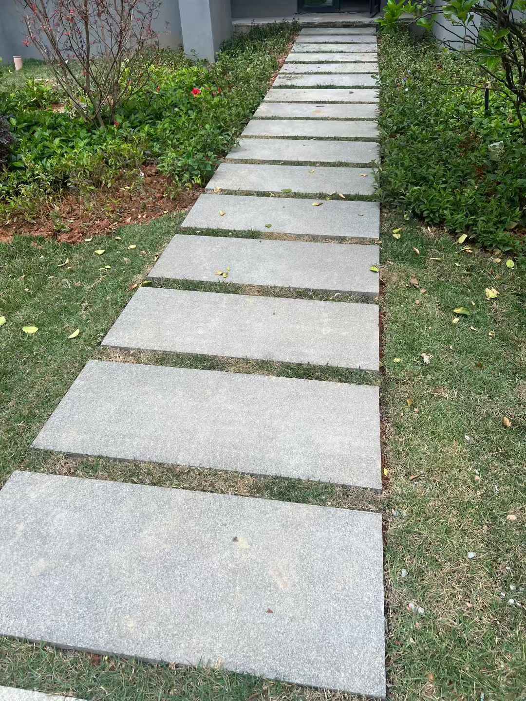 泰州 芝麻黑小区踏步、汀步石铺装效果