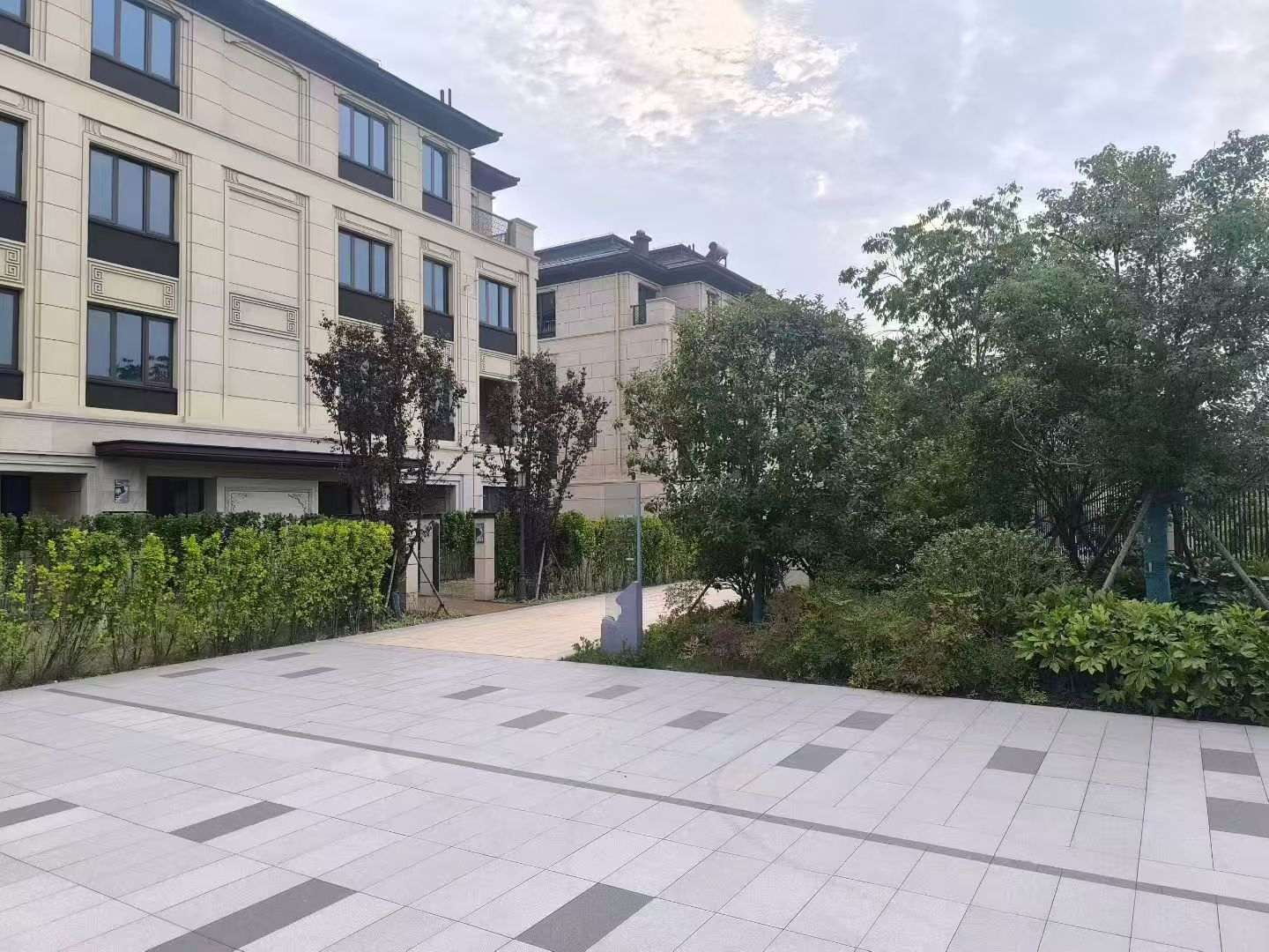 泰州 芝麻白与芝麻白搭配铺装，尺寸1200*600