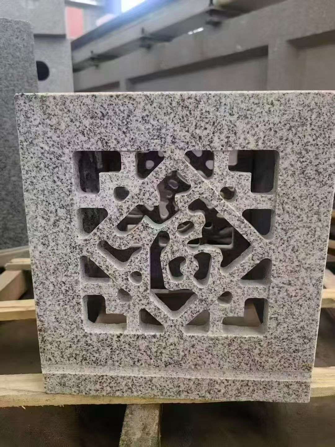 泰州 芝麻白花岗岩镂空雕花灯笼